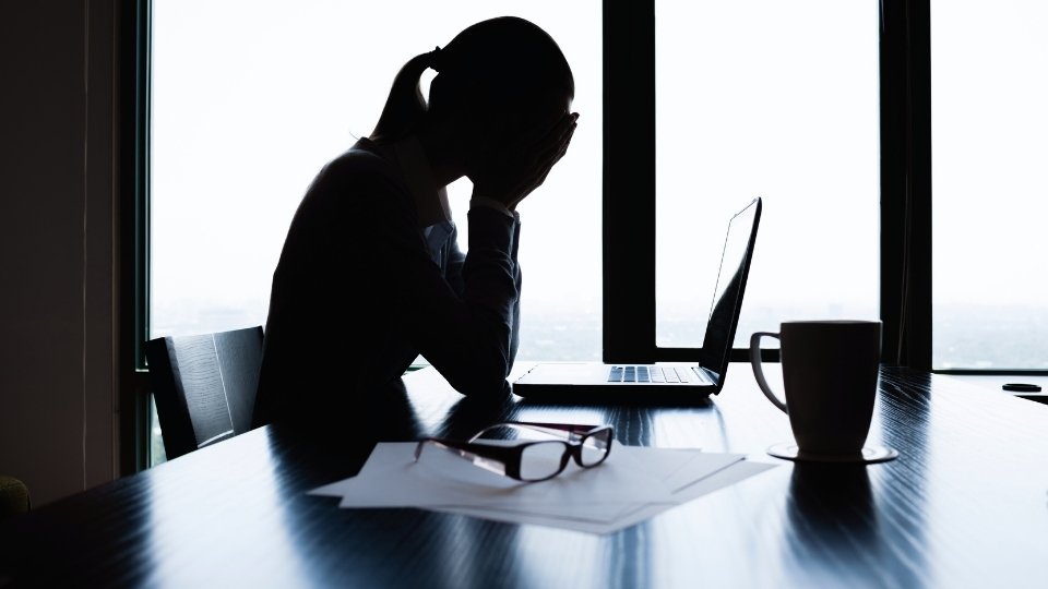 Alcohol Poisoning Symptoms, a woman starts to feel bad after consuming too much alcohol.