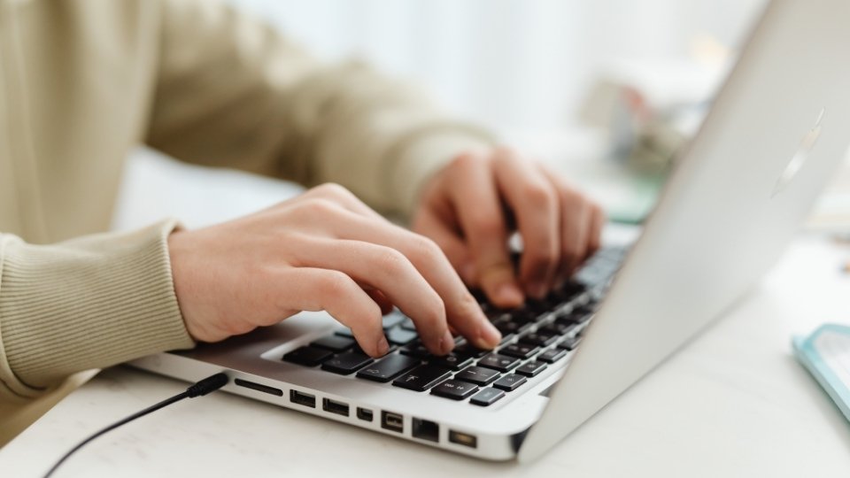 How Long Does Vyvanse Last? a woman sees that it lasts for a few hours while browsing her laptop.