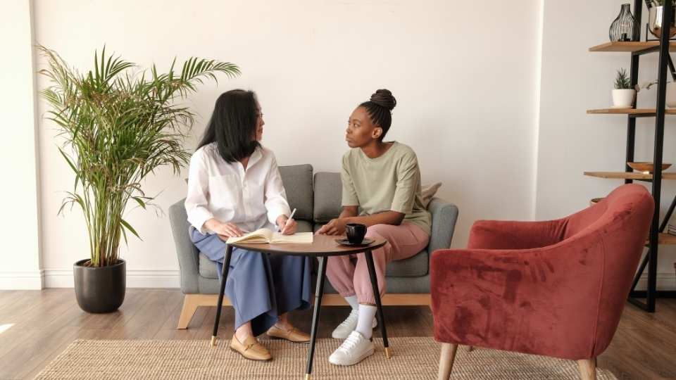 Bipolar I vs Bipolar II have different considerations based on the diagnosis, pictured here in a therapy session.