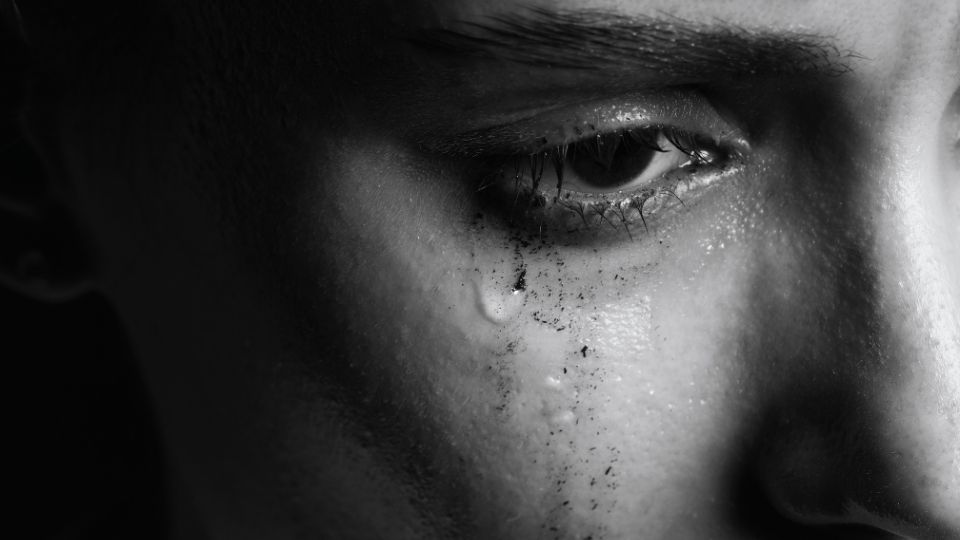types of depression hero image of a woman crying.